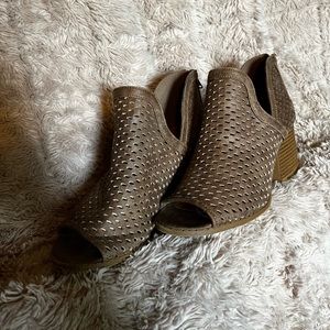 Size 7 heeled sandals